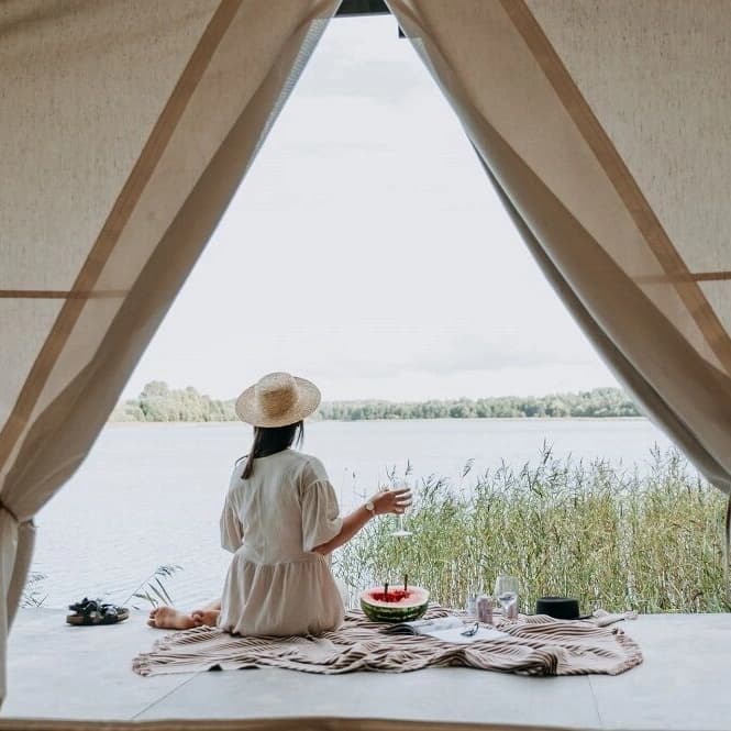 Perbedaaan Glamping dan Camping, Mana yang Lebih Cocok Buatmu?
