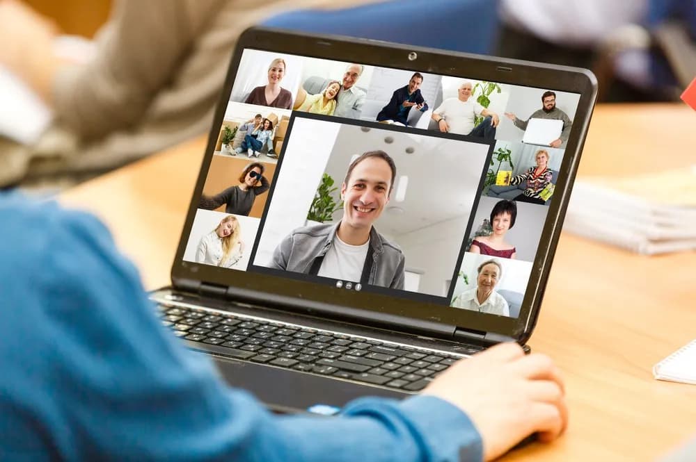 AXIS Daftar Aplikasi Video Conference Terbaik untuk Temani WFH Kamu image gambar
